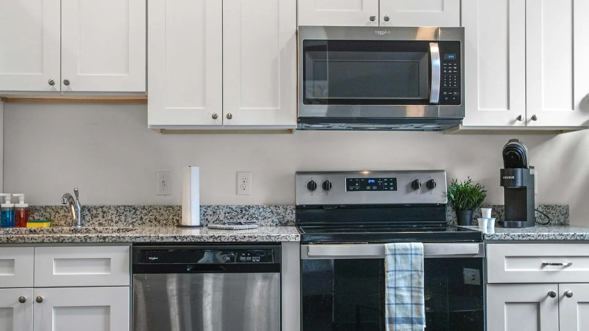CozySuites Stunning 1BR in Downtown Pitts #26 Pittsburgh Apartment